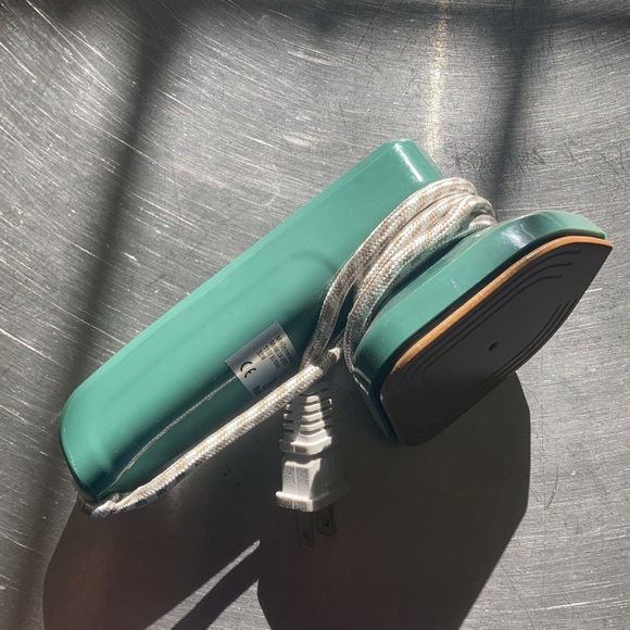 🧺🧳 Vintage Green Handheld Travel Suitcase Iron 🎒🧺 - Picture 3 of 7